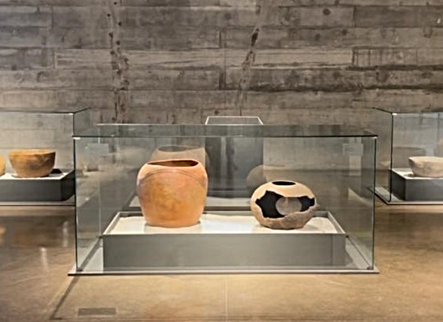 peças cerâmicas e amostras de pintura rupestre