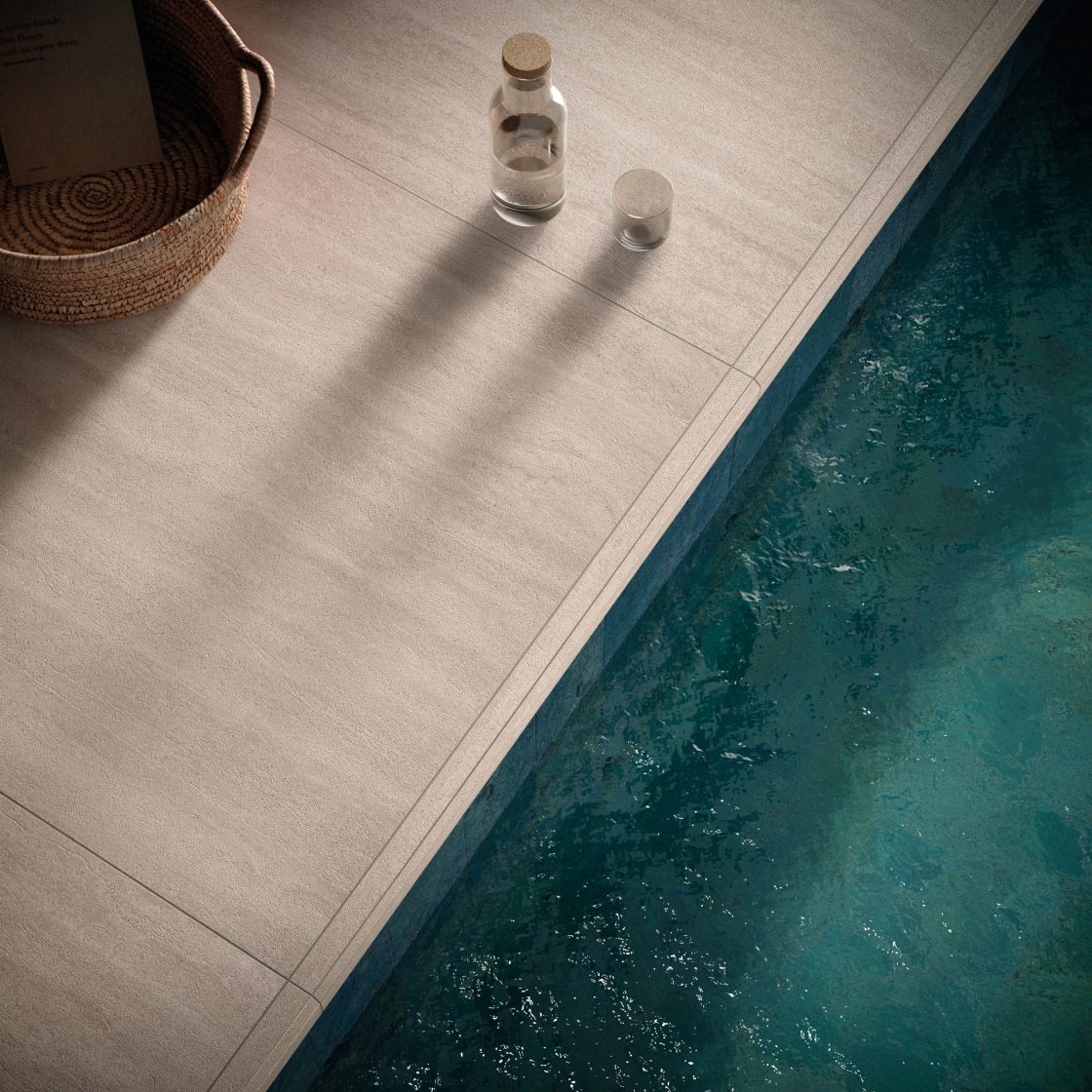 Deck de piscina com porcelanato EXT que reproduz travertino