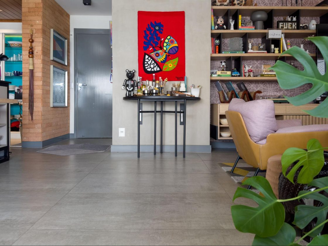 piso de concreto em porcelanato, apartamento maximalista com quadro colorido