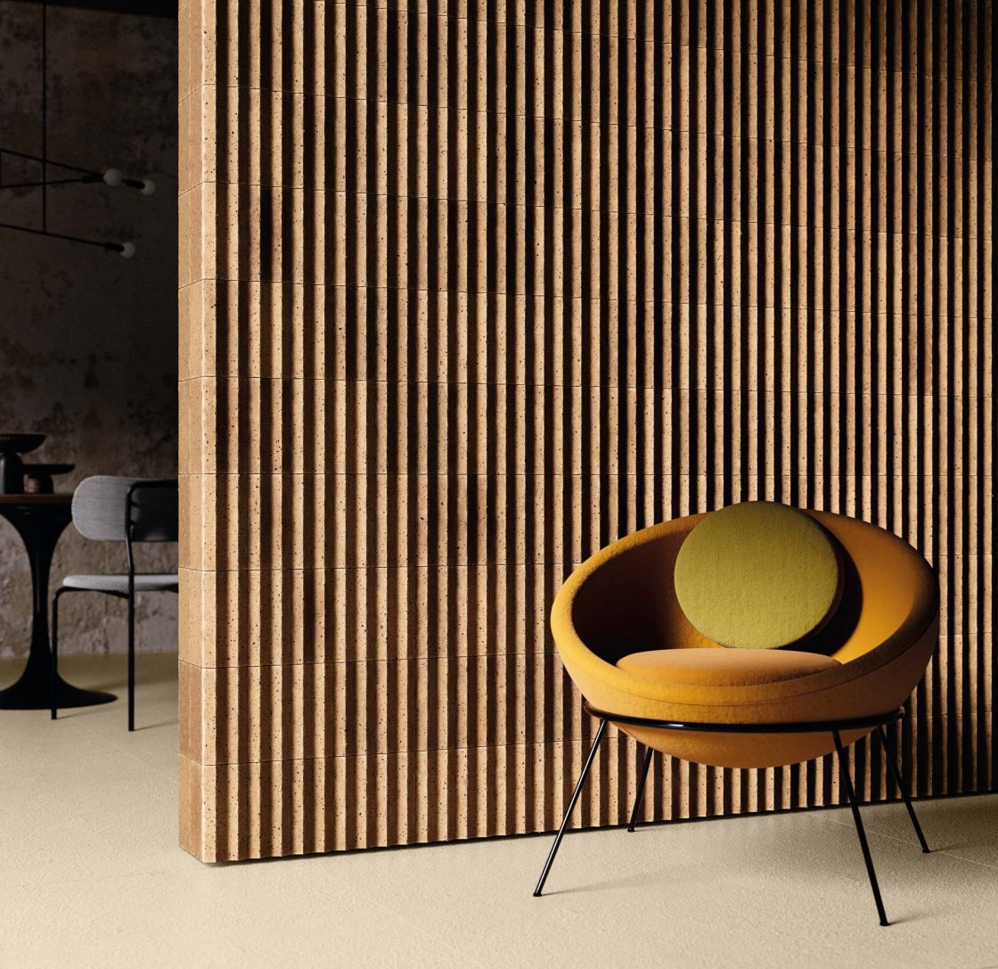 Cadeira arredondada na frente de parede com textura