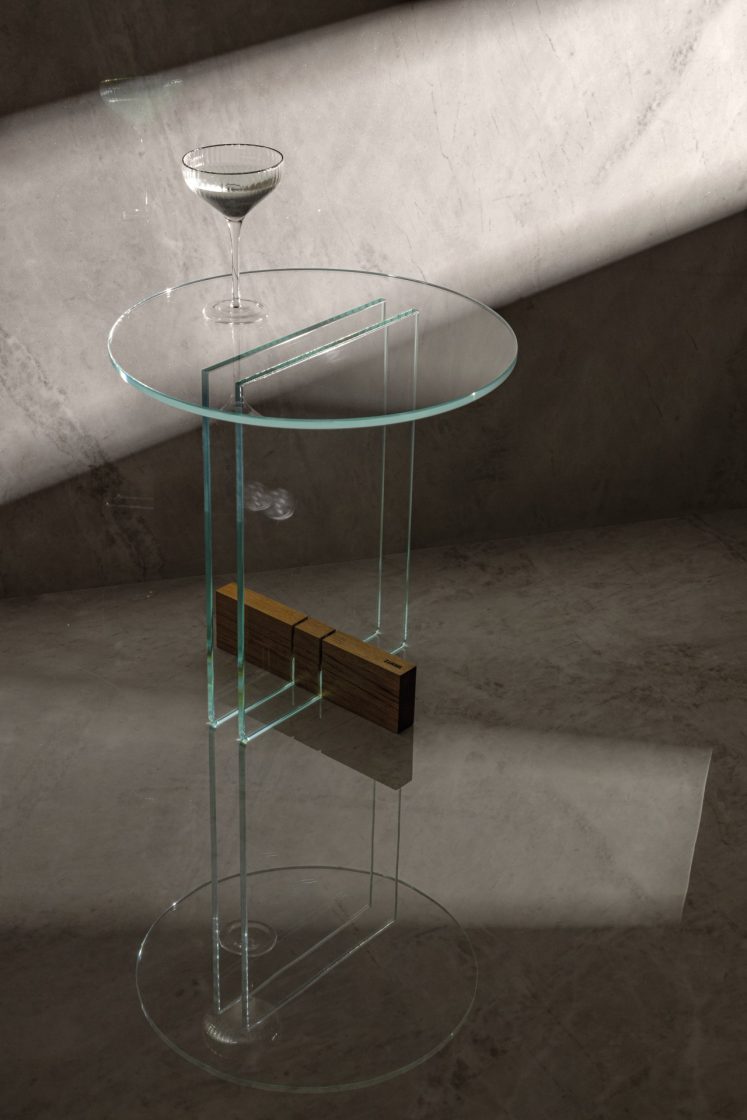 mesa de vidro com taça de vidro, revestimento com glitter