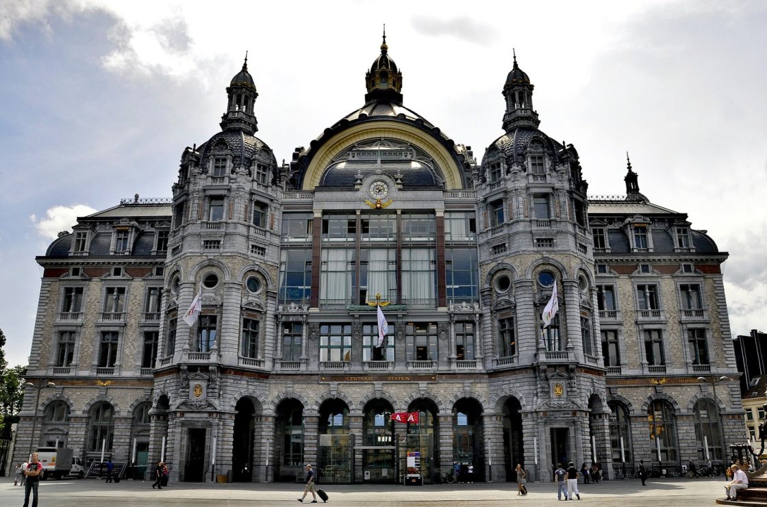 Imponente estação de trem da Antuérpia, um prédio de quatro andares em estilo Art Déco