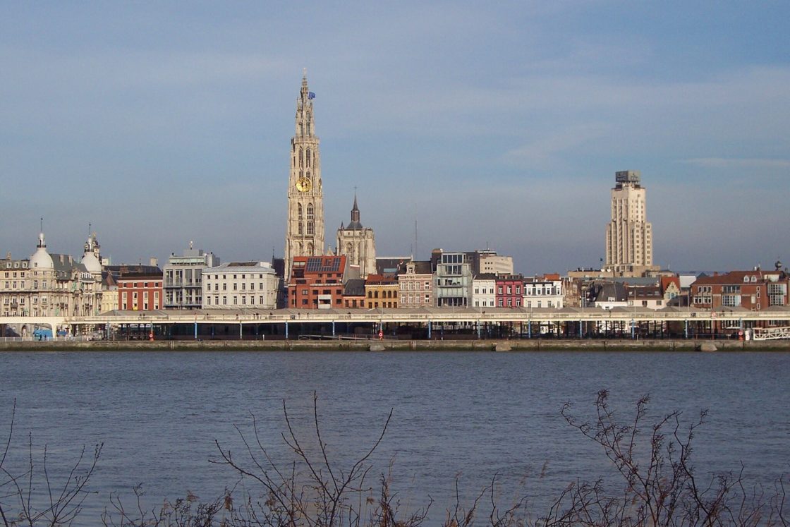Em primeiro plano, o rio Escalda, com a cidade da Antuérpia ao fundo