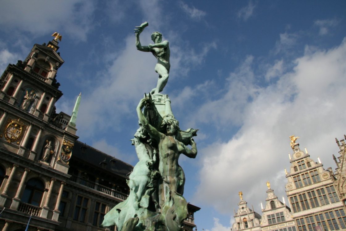 Estátua de Brabo, na praça de Grote Markt, em frente à prefeitura da Antuérpia. Monumento mostra um homem arremessando uma mão, a do gigante ligado à história da cidade