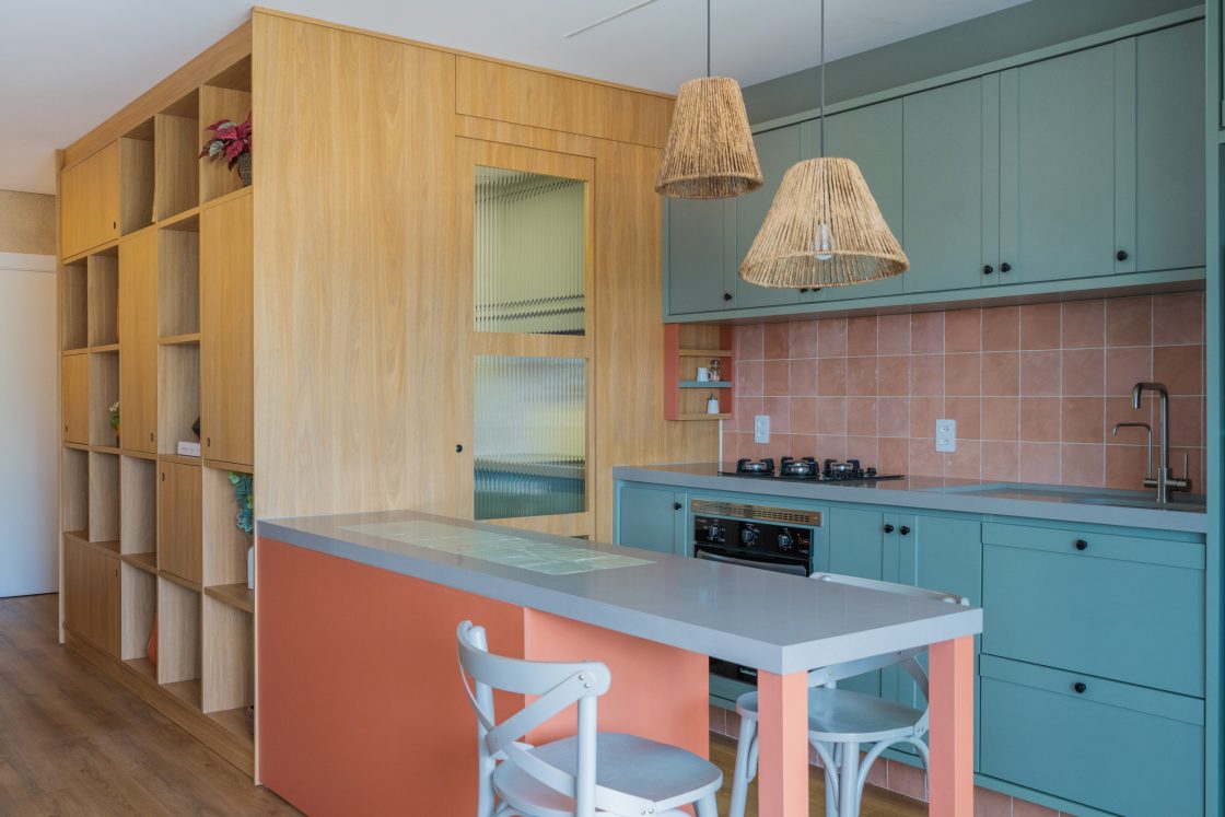 cozinha compacta e colorida