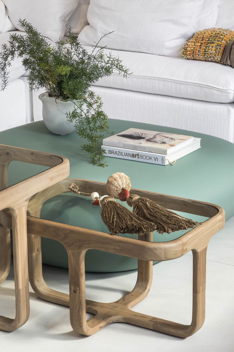 Detalhe de sala de estar com mesas de madeira em formas orgânicas