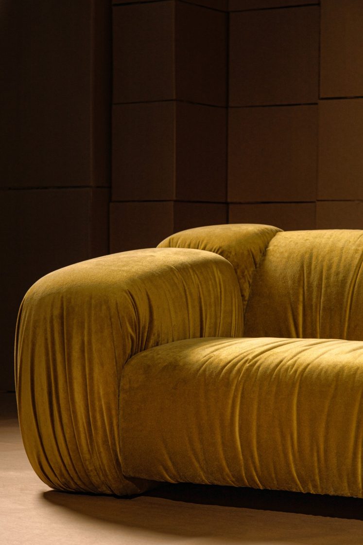 sofá cor mostarda, sofá chapada, eventos de design mobiliário