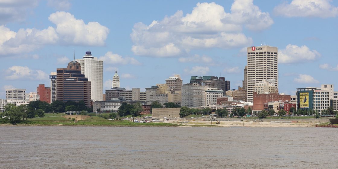 Rio Mississipi com a cidade de Memphis ao fundo
