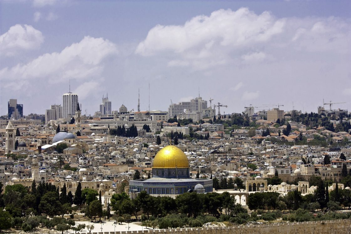 Domo da Rocha se destaca no skyline de Jerusalém