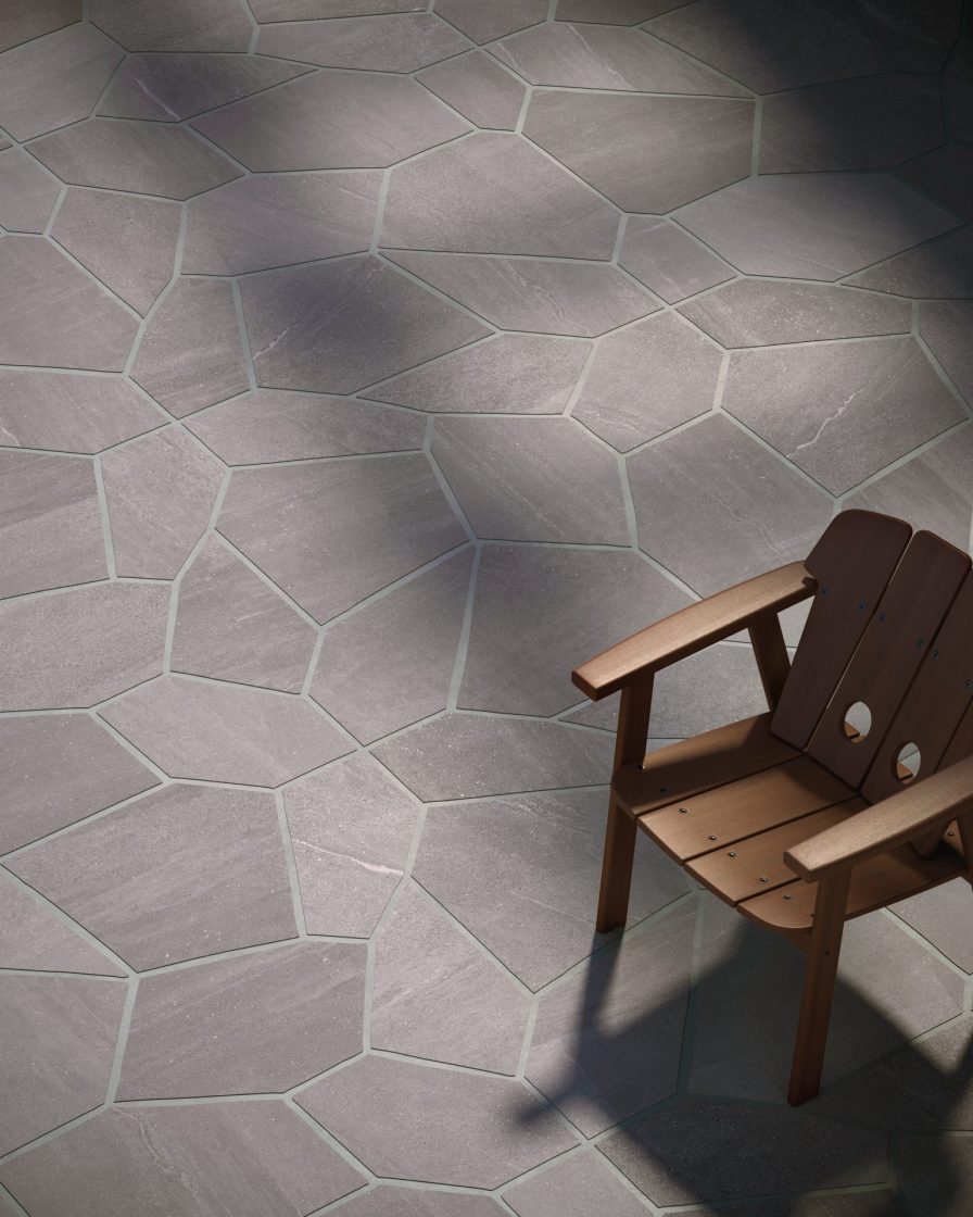 Cadeira de madeira sobre piso com revestimento em forma de mosaico