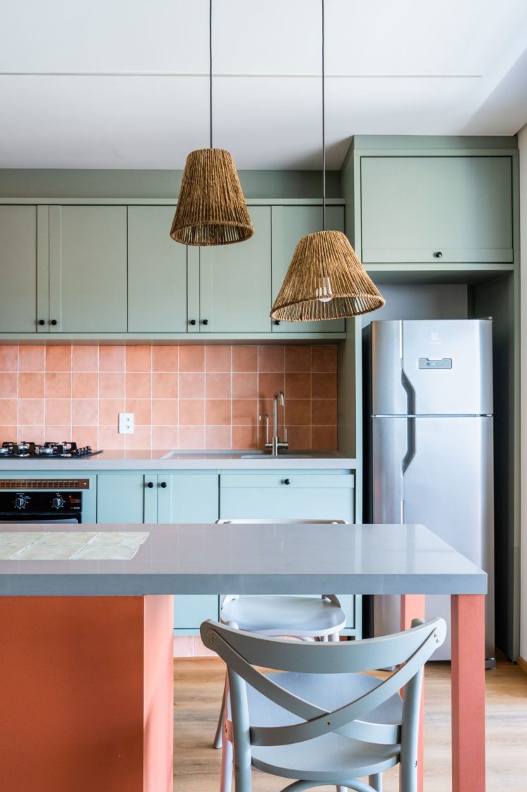 Cozinha integrada e colorida com detalhes artesanais