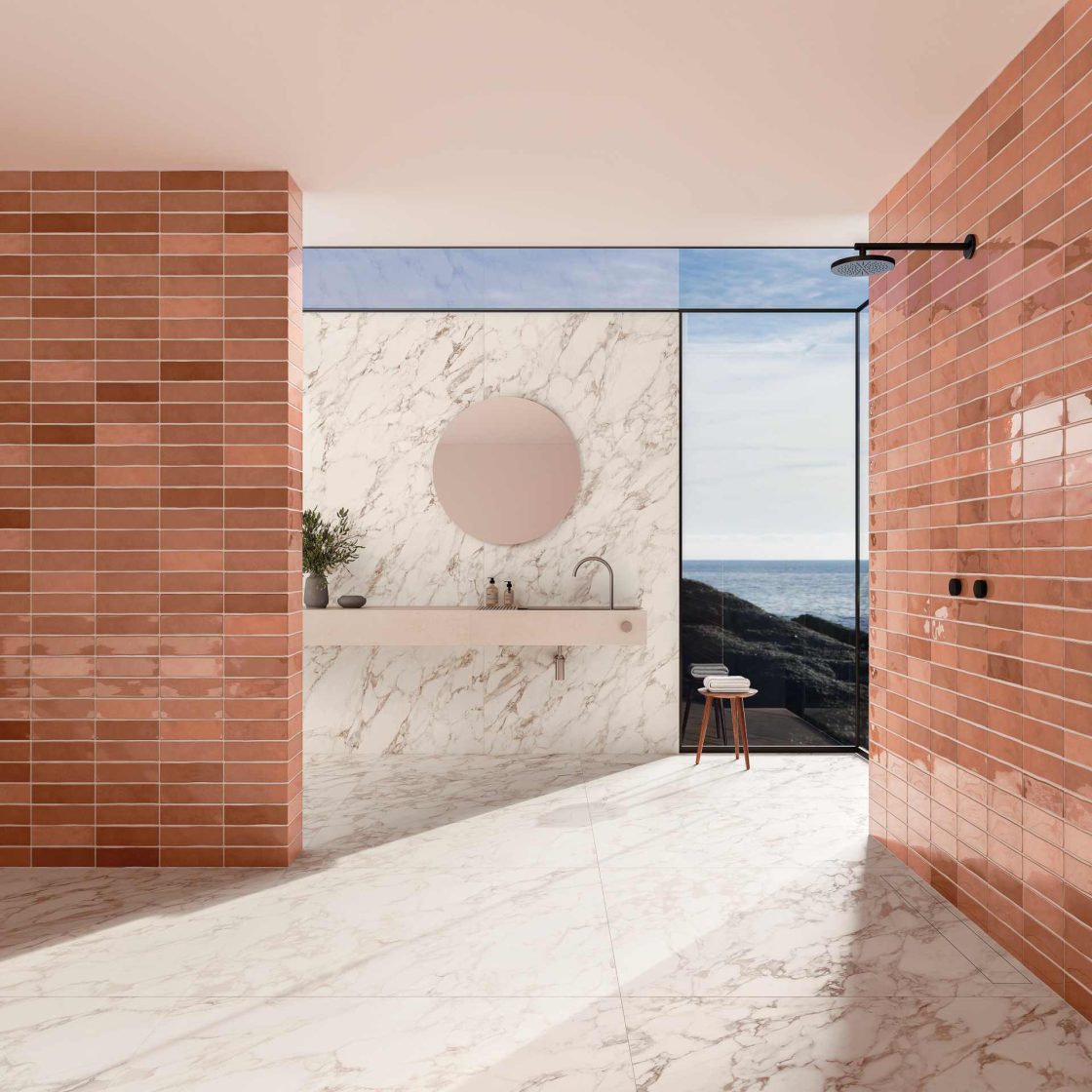 Banheiro com piso de mármore e parede terracota