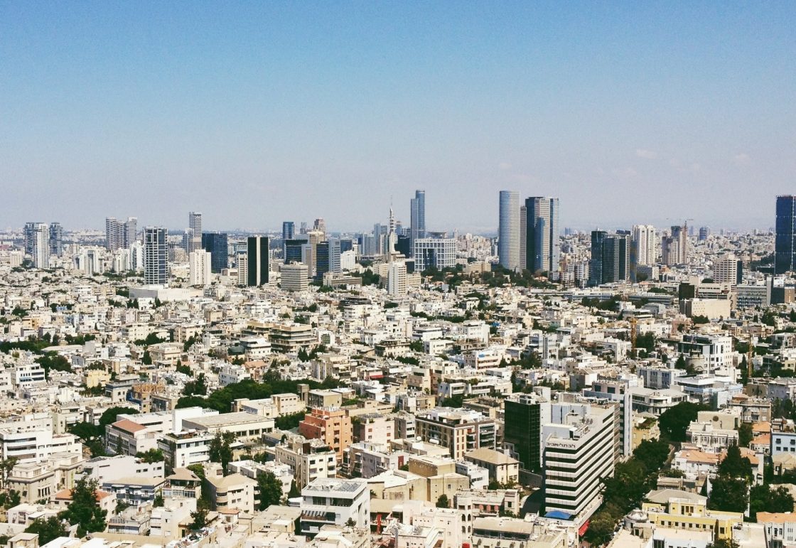 Foto panorâmica de Tel Aviv que evidencia a quantidade de construções brancas