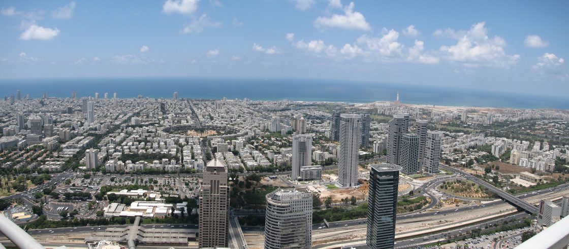 Foto panorâmica de Tel Aviv com muitas construções em concreto