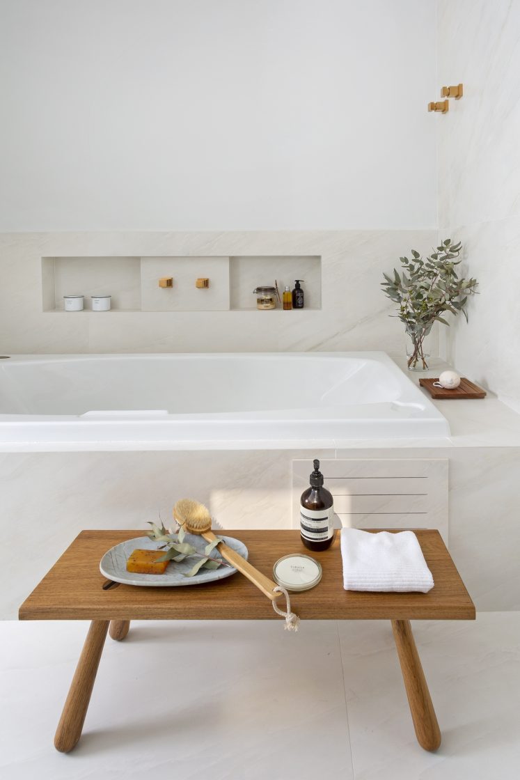 Banheiro spa com banheira em pedra clara