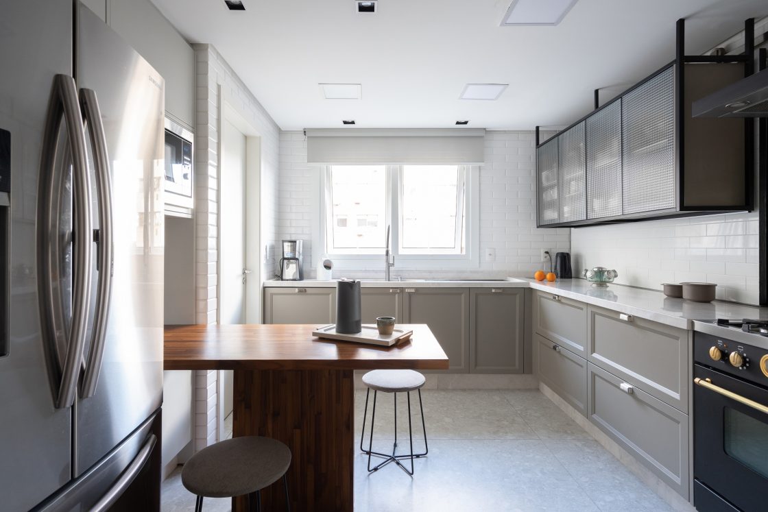 Cozinha ampla em branco e cinza
