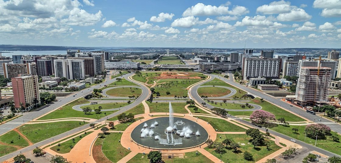 Imagem aérea mostra o Plano Piloto de Brasília, com praça, rodovias e prédios