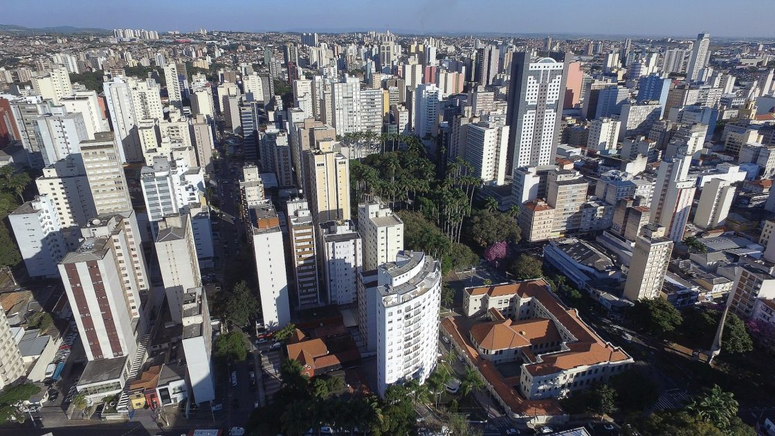 Imagem mostra uma vista aérea da cidade de Campinas (SP)