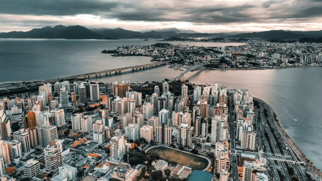 Imagem mostra uma vista aérea da cidade de Florianópolis, em Santa Catarina