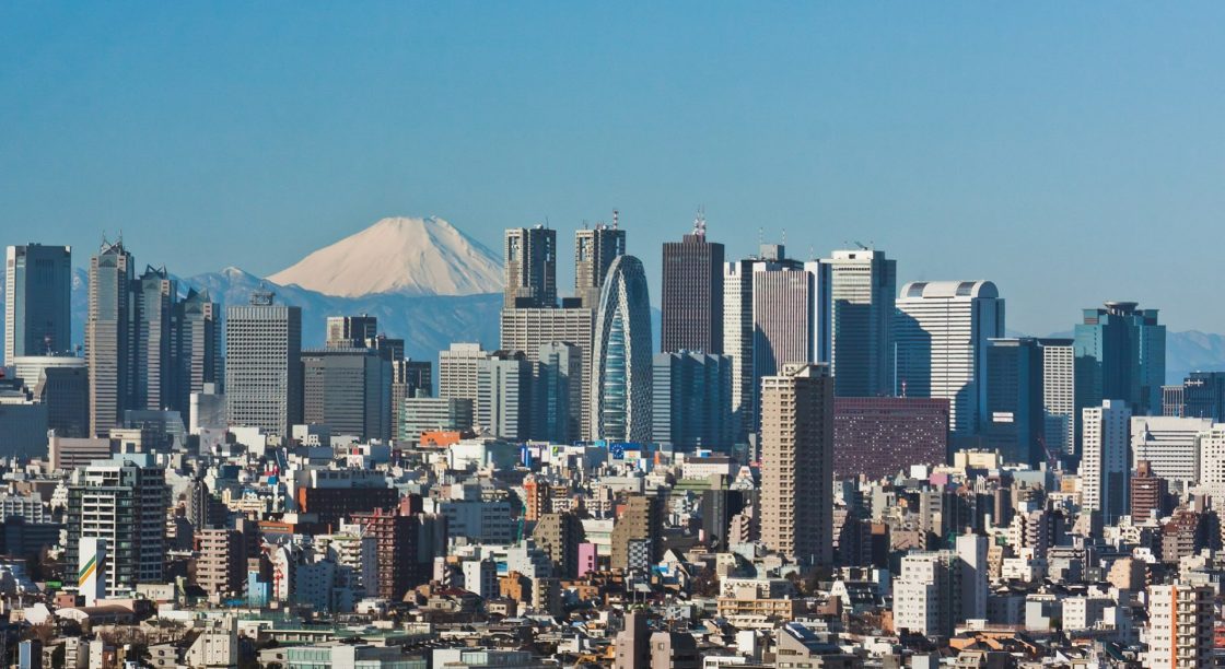 Imagem aérea mostra a vista da região de Shinjuku, em Tóquio, onde predominam prédios