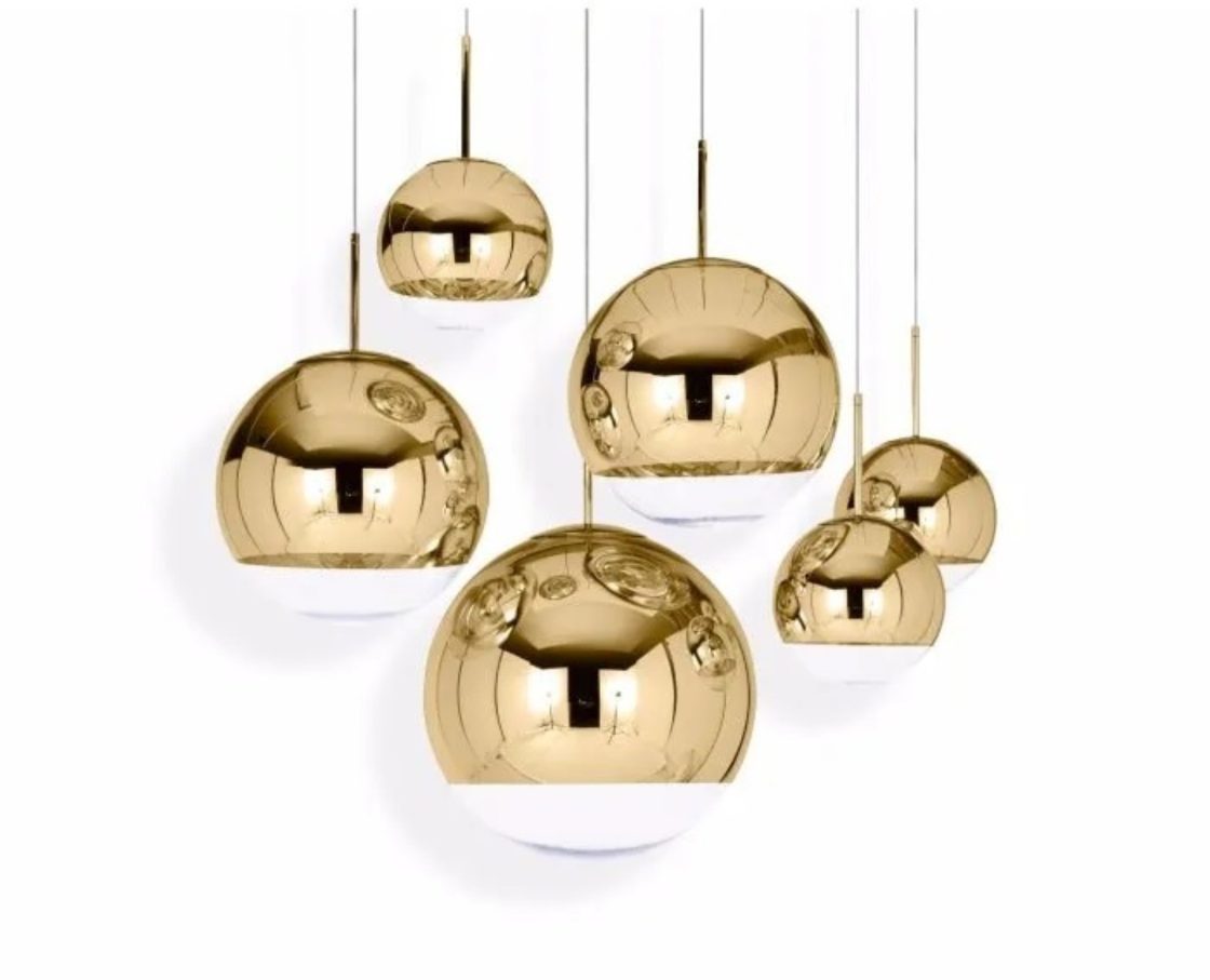 Luminárias Mirror Balls, de Tom Dixon. São esferas com acabamento metalizado, que lembram espelhos