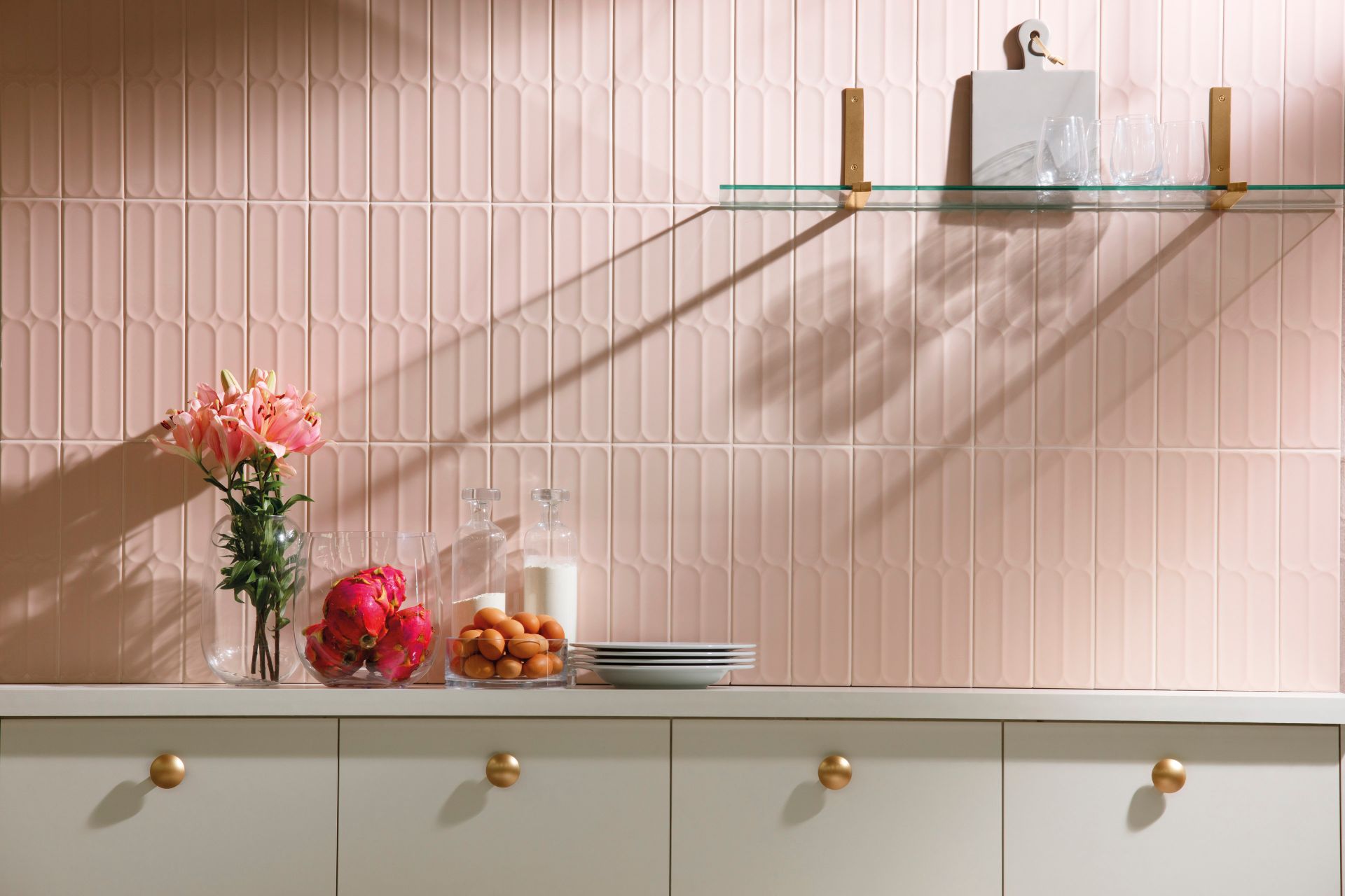 Detalhe de cozinha com parede rosa pastel