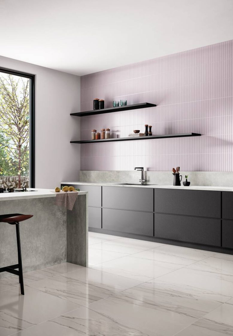 Cozinha moderna com backsplash lilás pastel