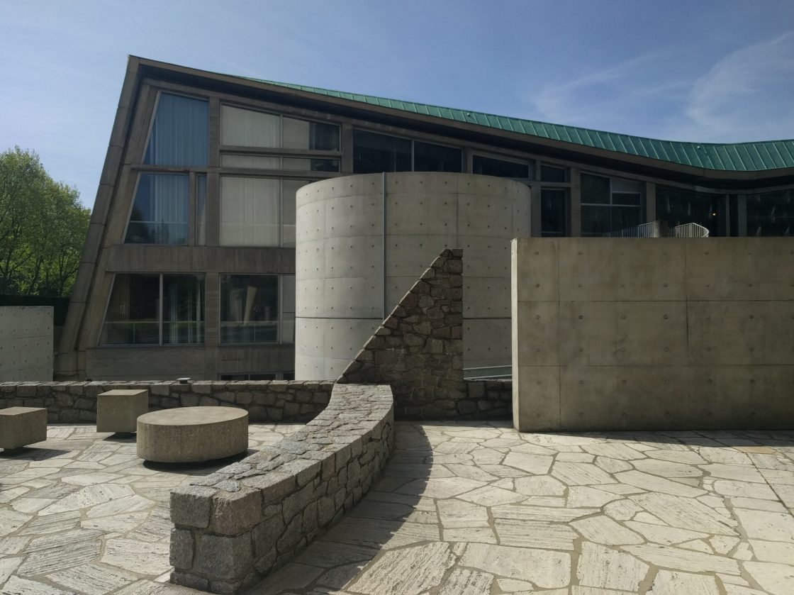 Espaço de Meditação, edifício cilíndrico em concreto feito por Tadao Ando para a UNESCO