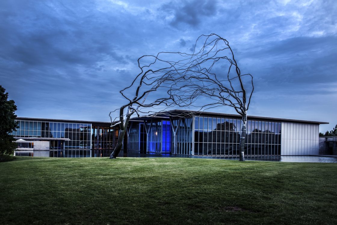 Museu de Arte Moderna de Fort Worth no Texas, Estados Unidos. O edifício em concreto e vidro se integra à paisagem.