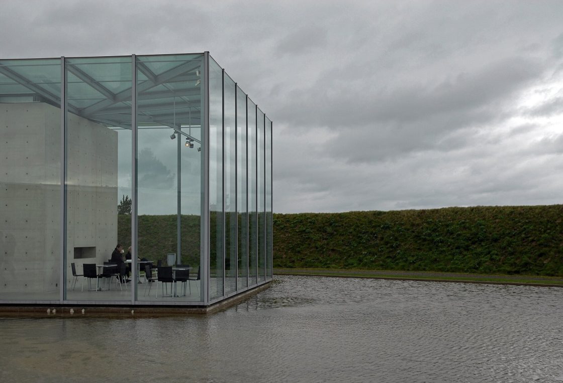 Edifício em concreto e vidro sobre um espelho d'água em Neuss, na Alemanha. Museu Langen Foundation.