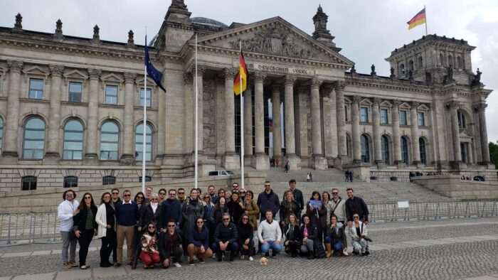 Membros do Coletivo Criativo Berlim reunidos em frente ao parlamento alemão