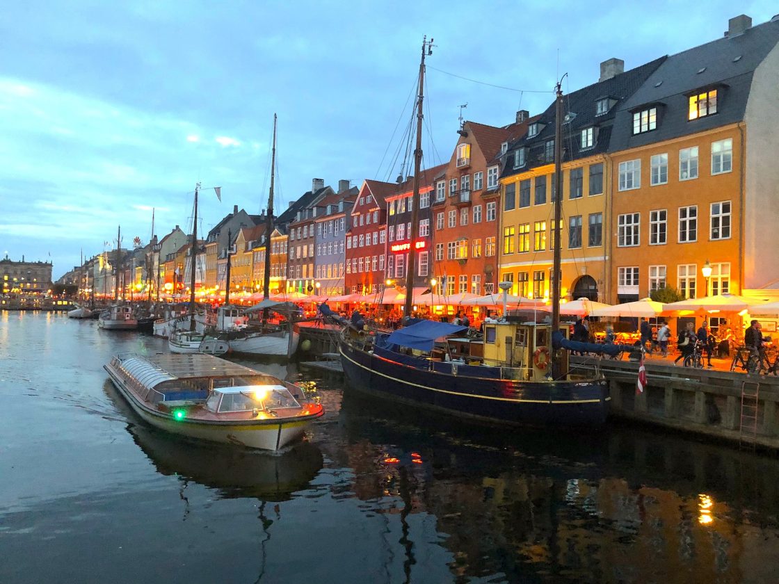 Canal Nyhavn, na Dinamarca, com casas coloridas e barcos