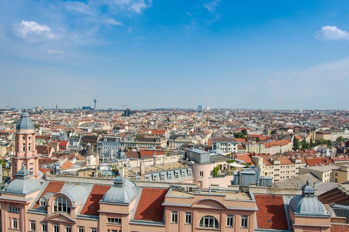 Vista aérea da cidade de Viena, na Áustria, com grande concentração de prédios 