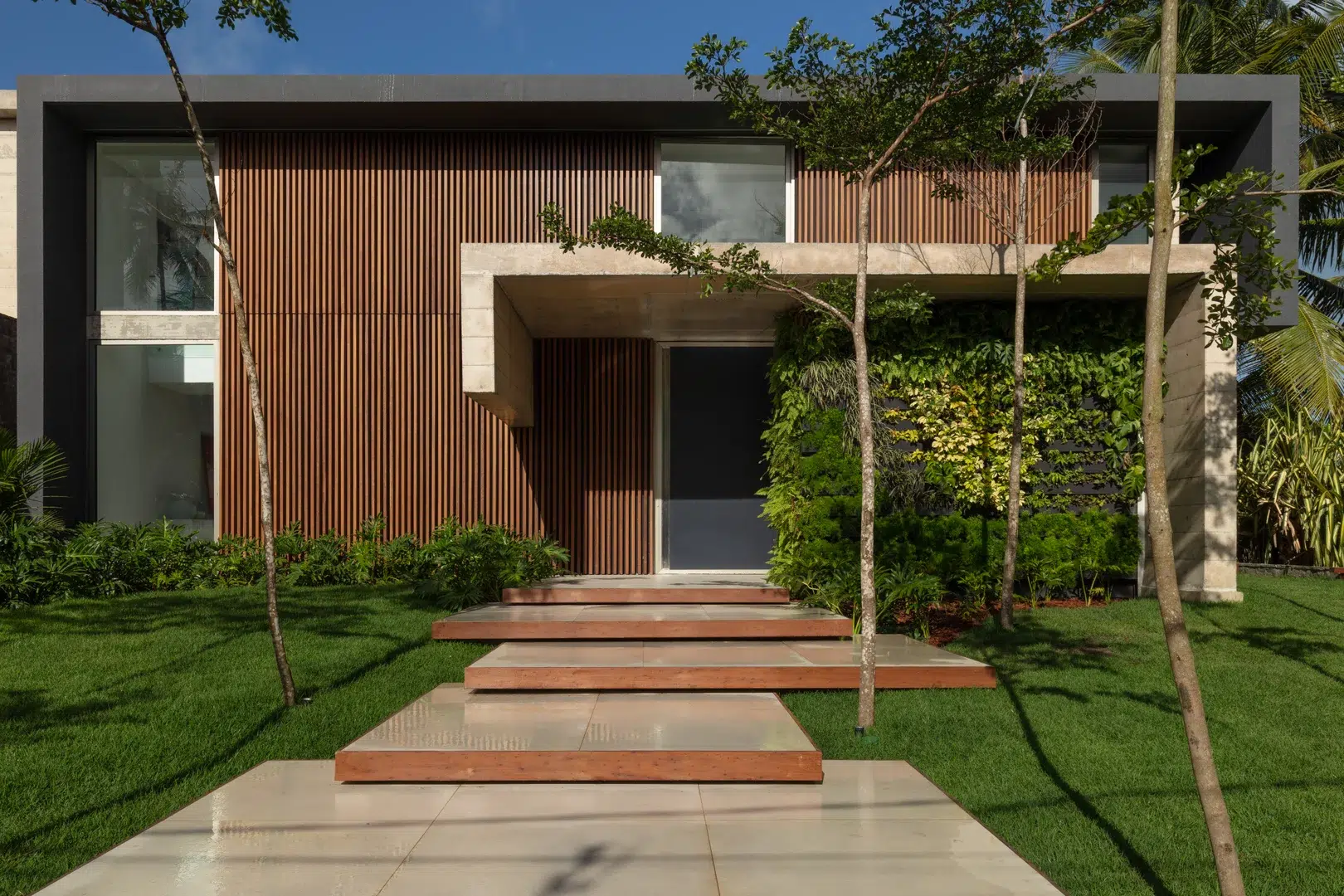 Fachadas contemporâneas integram a casa ao ambiente externo