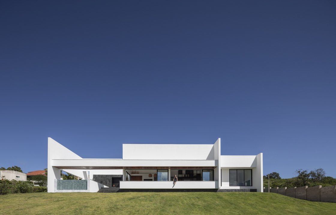 Fachada de casa branca com linhas retas e estilo minimalista