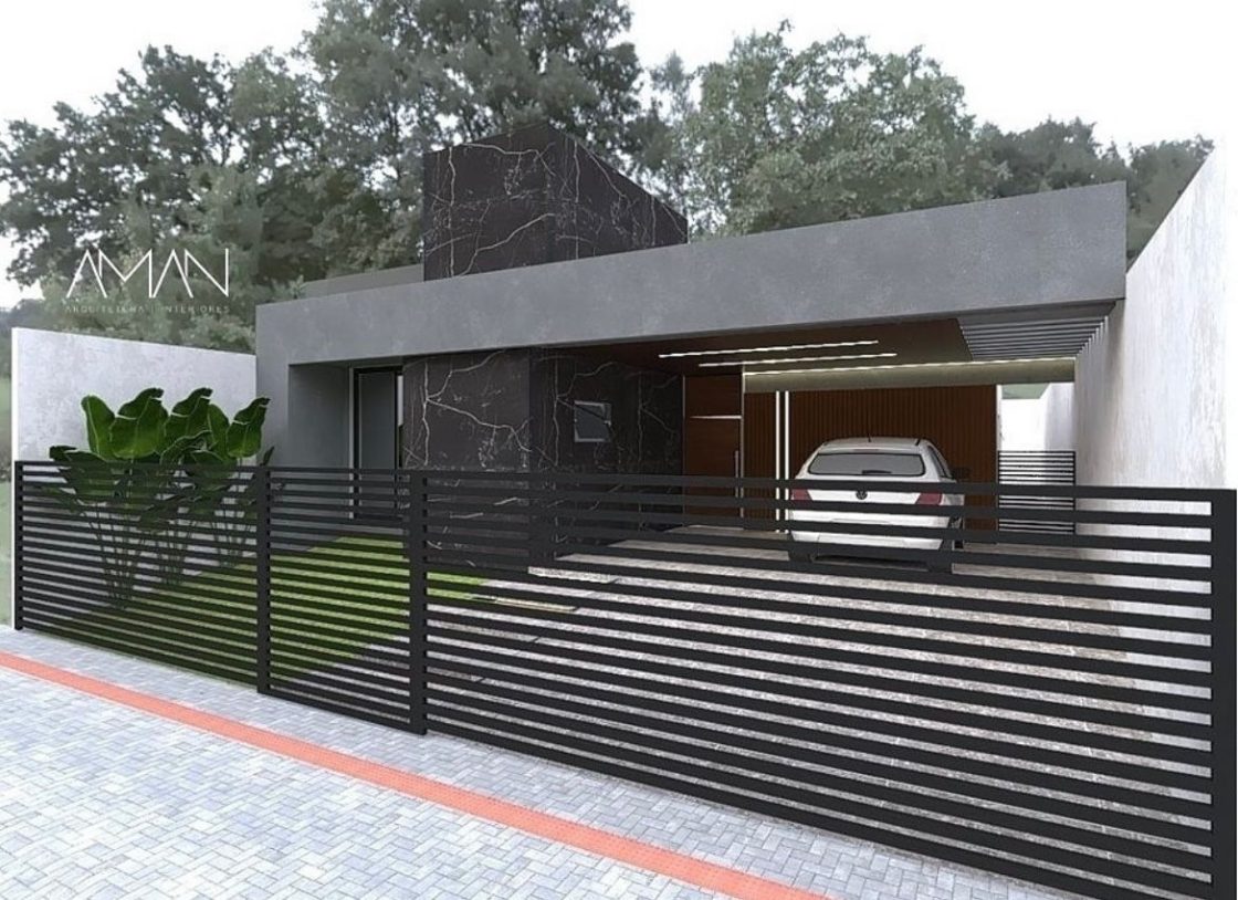 Casa contemporânea com fachada cinza e em revestimento preto marmorizado, traz portão baixo de metal preto vazado