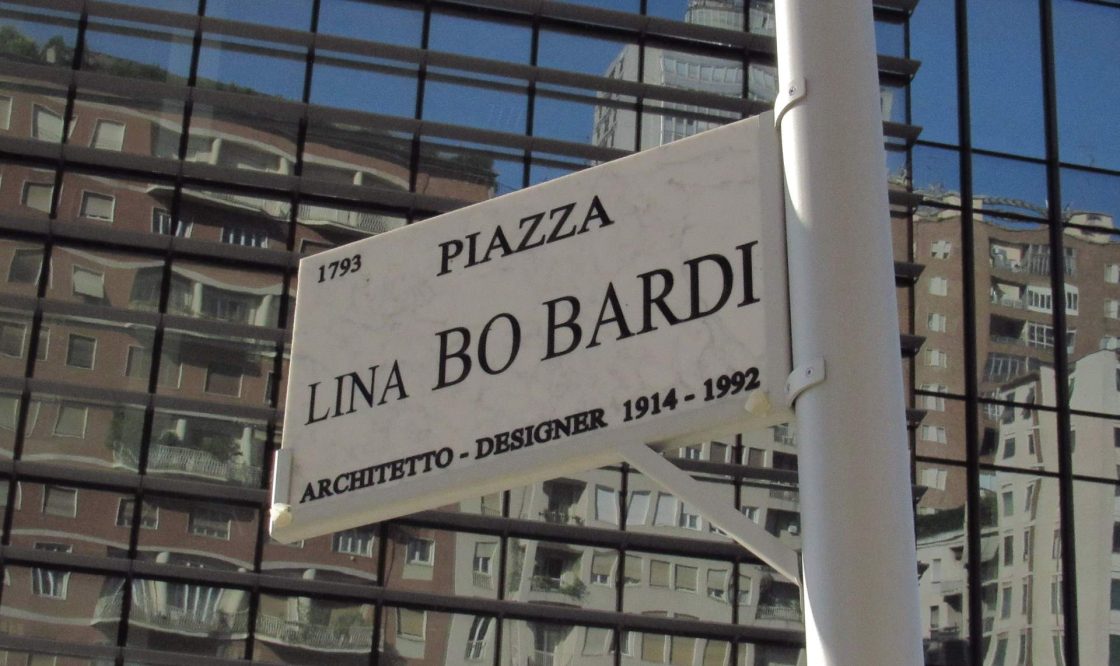 Placa da Piazza Lina Bo Bardi, em Milão