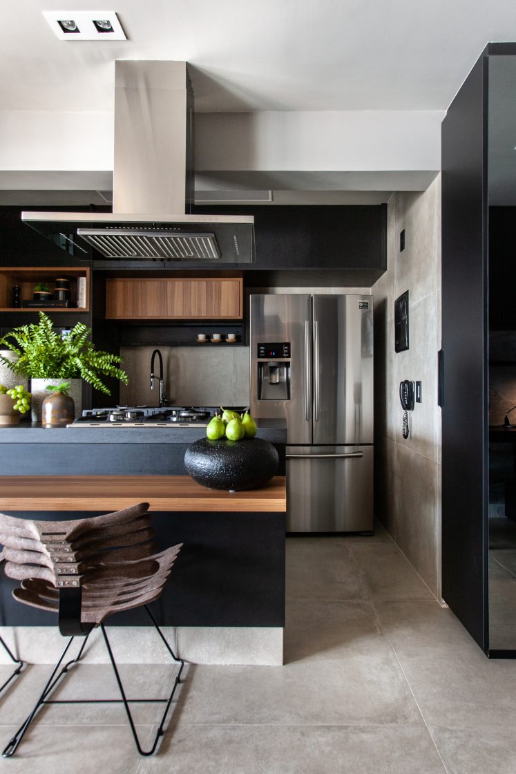 Cozinha estreita com muito preto, luz natural e móveis planejados