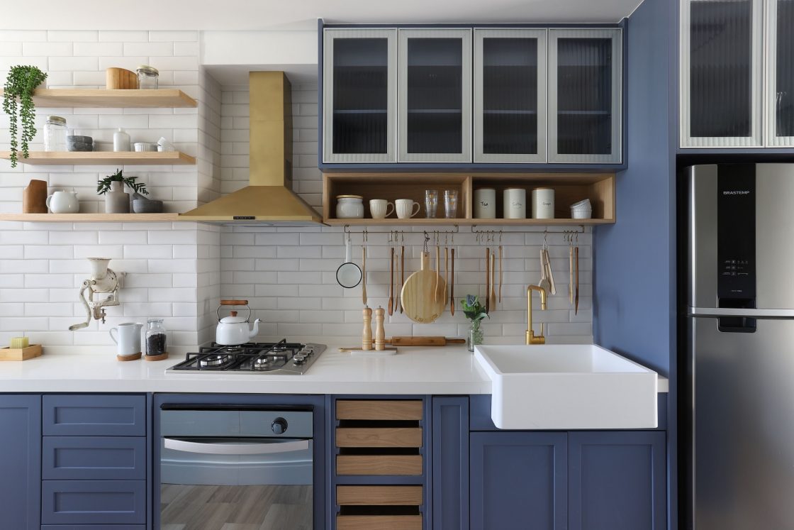 Cozinha em tons de branco, azul e madeira com atmosfera de casa de campo