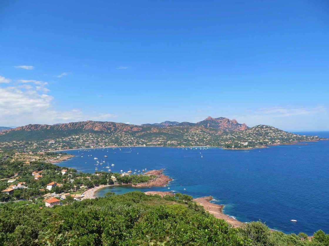 Agay vu du Dramont, na Riviera Francesa, banhada pelo Mar Mediterrâneo