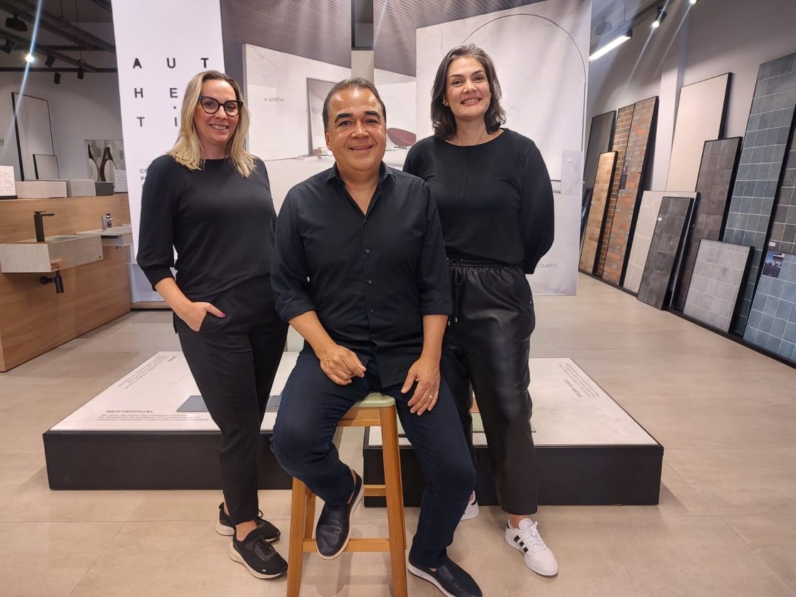 O arquiteto Paulo Delmondes com Rossana Fraga e Carla Mata, consultora e gerente da Portobello Shop Campo Grande