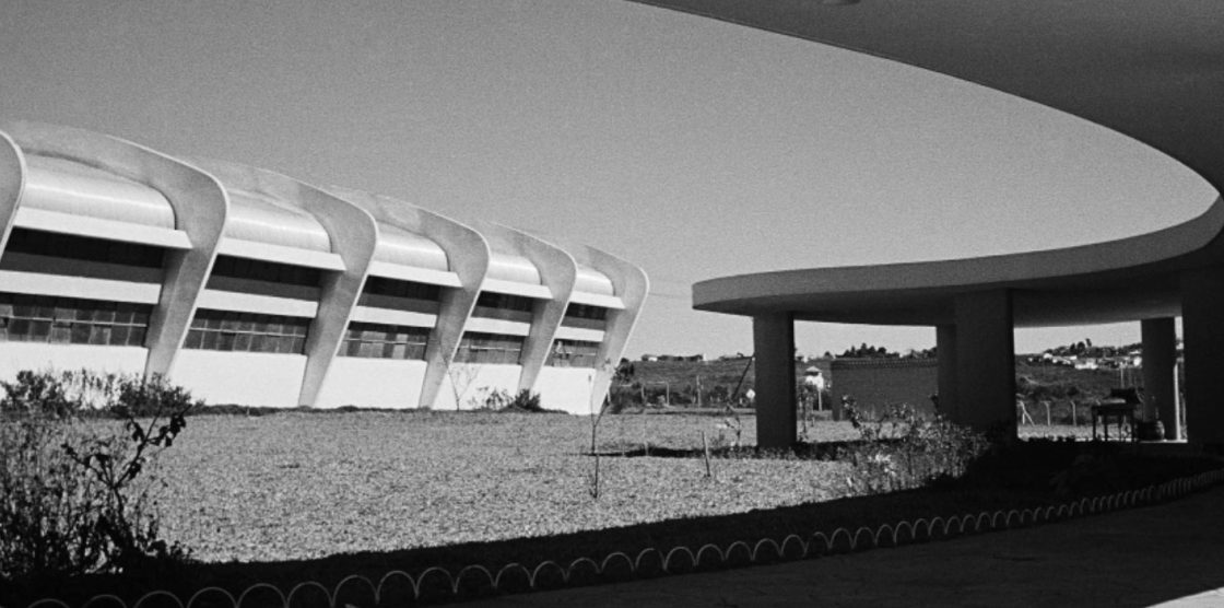 Fábrica da Duchen-Peixe, projeto arquitetônico de Oscar Niemeyer, primeiro prêmio na categoria de construção industrial na I Bienal Internacional de Arte de São Paulo. Guarulhos-SP, 1954 