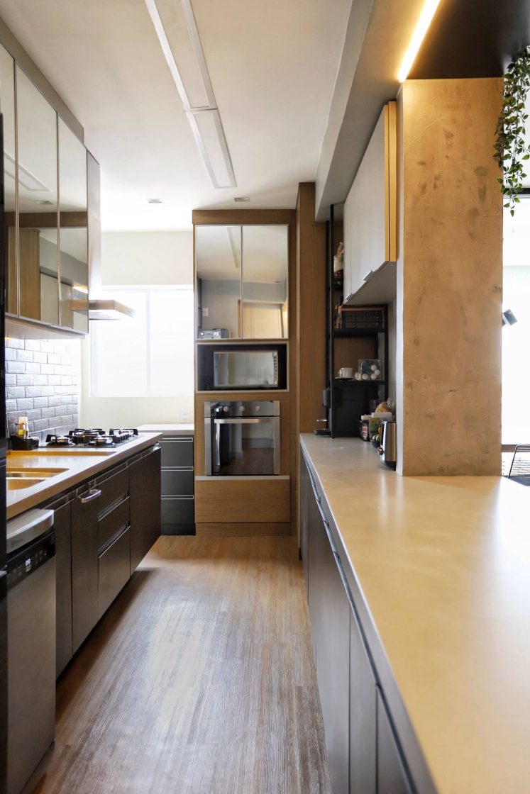 Cozinha moderna com revestimentos, marcenaria feita sob medida e armários espelhados