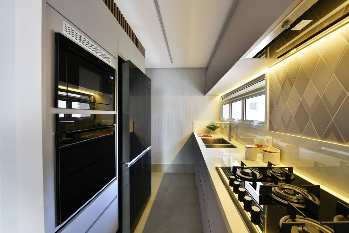 Cozinha em cores neutras e eletrodomésticos pretos
