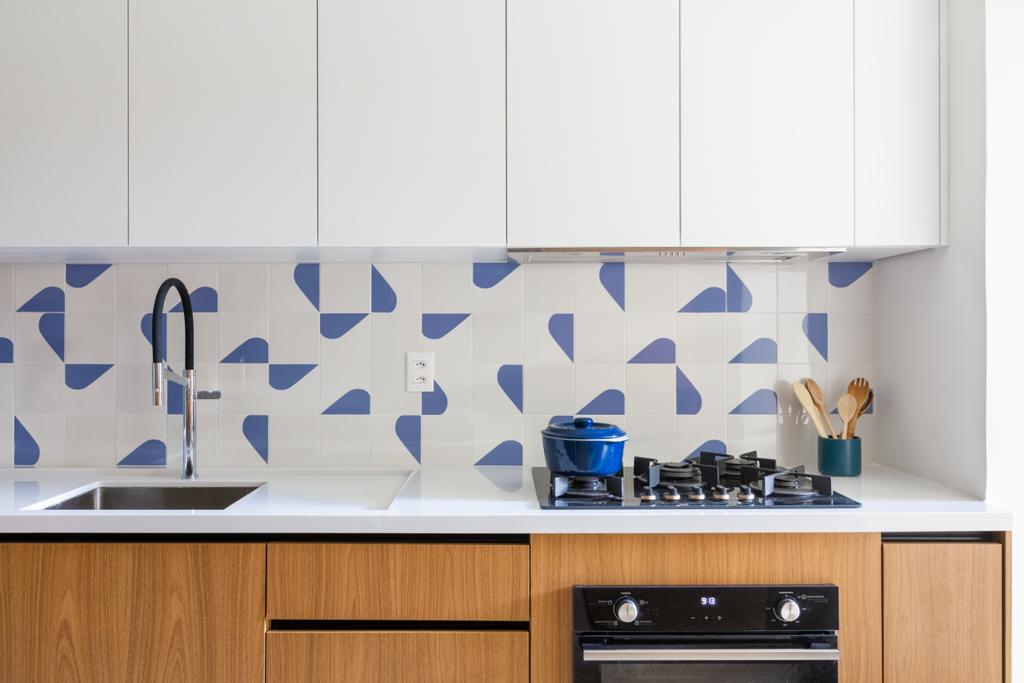 Cozinha com armários em acabamento branco e madeira e rodabanca com azulejos da linha Athos Bulcão