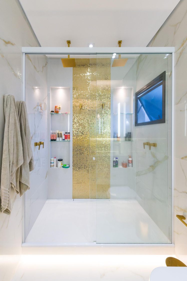banheiro com detalhes dourados