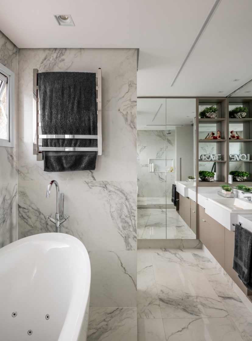 banheiro com porcelanato marmorizado
