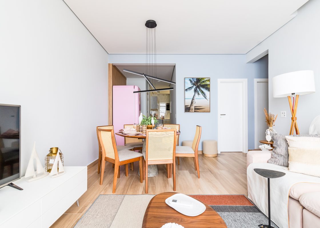 Sala de apartamento com piso de madeira