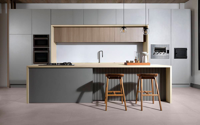 Cozinha com eletrodomésticos, mesa, bancos e pia combinando com os revestimentos Ms. Barcelona Antracita e Dansk Cement
