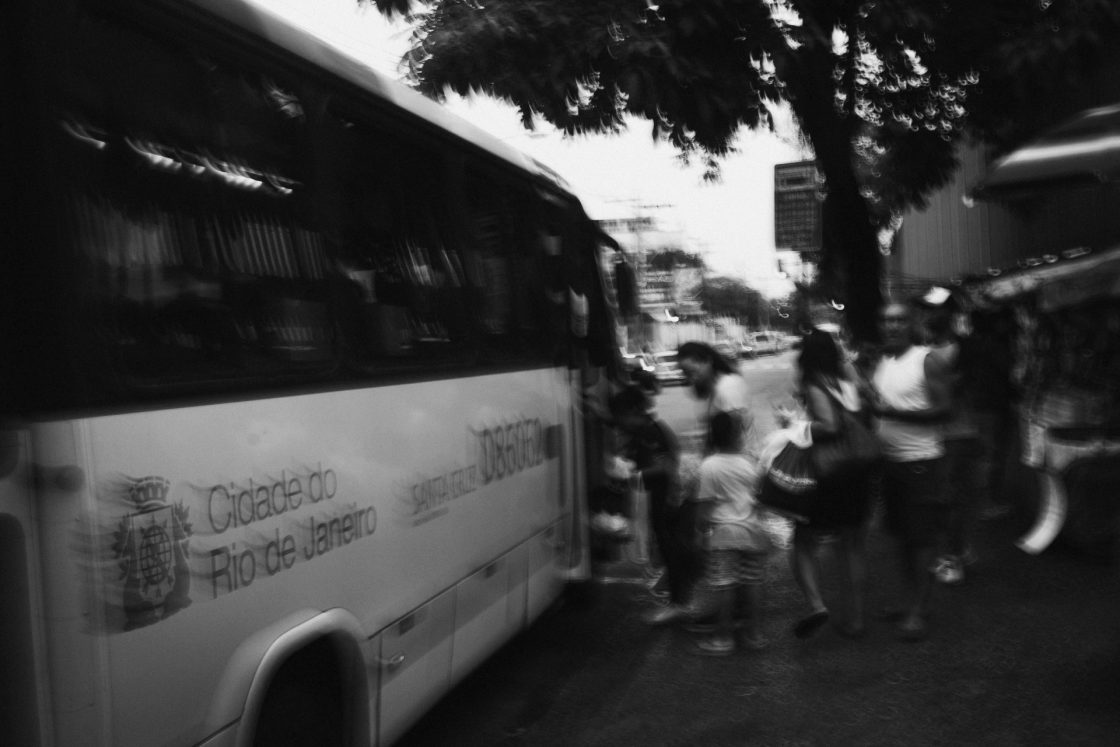 ônibus em preto e branco